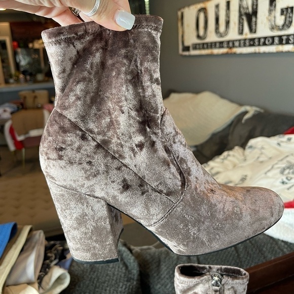 Steve Madden Gaze Crush velvet ankle booties size 9.5 ankle boot 4” heel - Picture 3 of 16